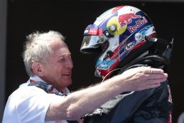 Helmut Marko feliciteert Max Verstappen voor zijn  eerste  zege  in de F1