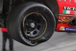 Lekke band Vict Motorsport Ford Mustang