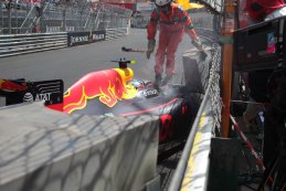 track marshalls bij de gecrashte Max Verstappen