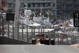 Red Bull Racing met een bekend zicht na de tunnel