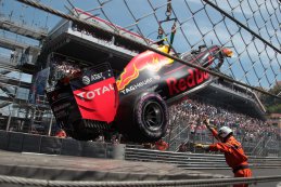 beschadigde Red Bull van Max Verstappen wordt omhoog gehesen