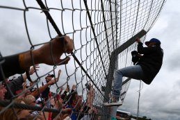 Lewis Hamilton deelt petten uit