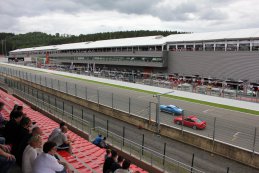 zicht van het hoofdpodium aan de start/finish
