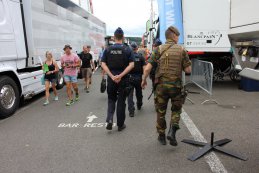 patrouille van leger en politie in de paddock