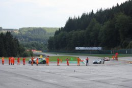 track marshalls zwaaien de vlaggen op het einde van de race