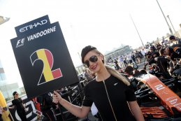 Grid girl voor Stoffel Vandoorne