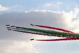 De airshow vlak voor de start van de GP van Abu Dhabi