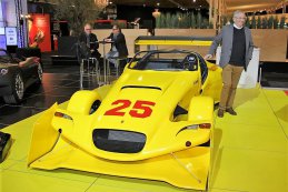 Tony Gillet bij de Pikes Peak racewagen