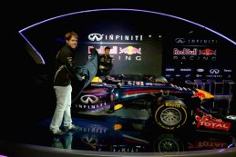 Sebastian Vettel & Mark Webber halen het doek van de Red Bull RB9