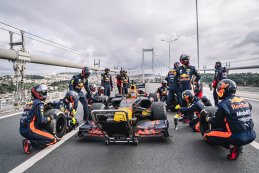 Red Bull Racing op de Bosporusbrug