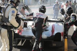 Toyota TS050 Hybrid binnenduwen in de pitbox
