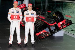Jenson Button - Sergio Perez voor de McLaren Mercedes MP4-28