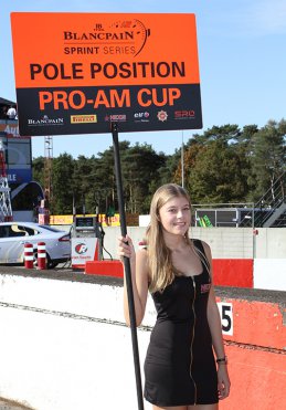 Zolder: Startgrid en babes bij de main race