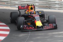 Baku: VT2: Verstappen weer snelste ondanks crash - Vlaggen in hoofdrol