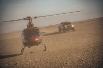 Africa Eco Race: Pascal Feryn ontfermt zich over een andere deelnemer