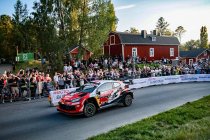 Finland: Ogier neemt vroeg de bovenhand, Neuville struikelt