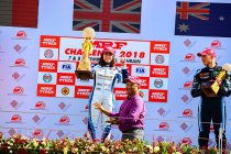 MRF Challenge: Bahrein: Jamie Chadwick loopt in op Max Defourny