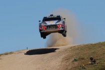 Sardinië: Neuville houdt druk op Ogier hoog