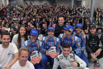 Angélique Detavernier op het podium in kartingwedstrijd van Fernando Alonso