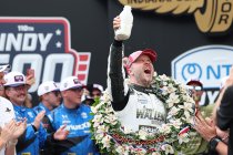 Indy 500: Felix Rosenqvist pakt zege na nagelbijtend slot