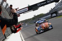 De #280 Milo Socardenne winnaar van een subliem duel met de #424 M3M