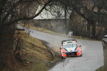 Monte-Carlo: Neuville niet zonder kleerscheuren door openingsfase