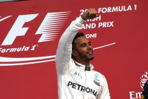 Groot-Brittannië: Hamilton domineert op thuiscircuit, Verstappen tweede na bestraffing Rosberg (update)