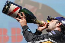 Parijs: Jean-Eric Vergne wint voor eigen publiek race die eindigt met crash