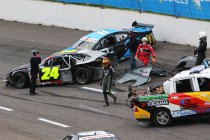 Video's: Venray: Enkele crashes op de eerste ovaltrack van het seizoen