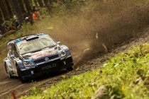 Rally van Finland: Ogier autoritair leider via hattrick
