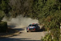 Sardinië: Paddon leidt voor dooreengeschud pak