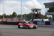 Buriram: Oppermachtige James Nash nieuwe leider na zege in knotsgekke tweede race