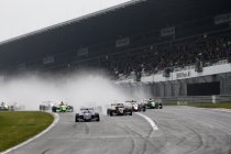 Formule Renault 2.0 Eurocup: Nürburgring: Nyck de Vries klopt KTR rijder Alexander Albon in race1