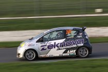 Croix-en-Ternois: Zeknova Performance Tires 1 in de sprint, XJD Racing in een wit landschap