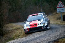 WRC: Ogier haalt de hamer boven, Evans weerstaat