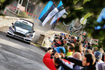 Ott Tänak verrast in straten van Barcelona