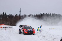Zweden: Evans slaat aanvallen vakkundig af, Neuville kruipt dichter