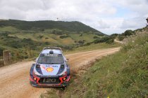 Sardinië: Ogier leidt na tumultueuze middag