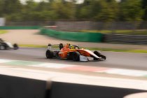 UPDATE: Monza: James Egozi zet dominantie verder met dubbelzege, Belgen strijden voor top vijf plaatsen