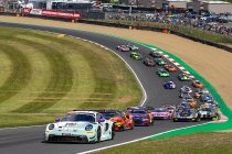 Brands Hatch: Ferrari wint chaotische eerste wedstrijd