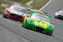 24h Nürburgring: Manthey Porsche wint na eindsprint met Black Falcon Mercedes