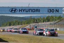 Nürburgring: polesitter Kristoffersson boekt eerste zege, voor Frédéric Vervisch.