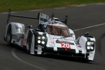 Porsche domineert gehalveerde eerste kwalificatie