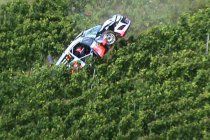 Video: Thierry Neuville crasht bijna op traktor