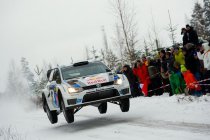 Ogier (VW Polo R WRC) rijdt tegenstand op een hoopje