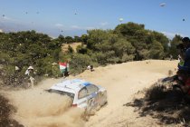 Acropolis Rally: Novikov verliest leiding en rally door lekke band en schade aan de ophanging