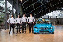 Nick Catsburg en Nestor Girolami flankeren Thed Björk bij Polestar Cyan Racing