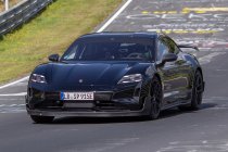 Lars Kern jaagt Porsche Taycan in 7:07.55 over Nürburgring Nordschleife