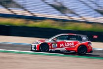Assen: De Volkswagen Golf GTI TCR van GTE Racing  grijpt nipt naast de zege