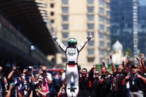 Bakoe: Frederik Vesti overleeft chaos en wint zijn eerste formule 2 race